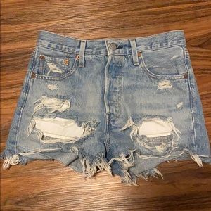 Women’s Levi’s 501 cutoff shorts 25